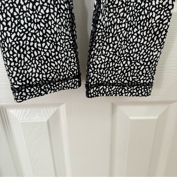 Lululemon Wunder Under Crop (Hi-Rise) Miss Mosaic Black size 4 - Picture 4 of 15